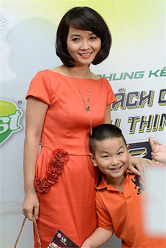 Cô sớm nổi tiếng rộng khắp nhờ vai diễn Trúc trong Những ngọn nến trong đêm.