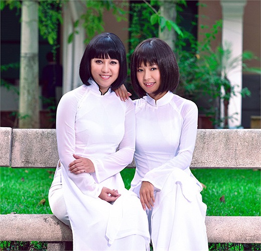 Ca sĩ Ngọc Linh. Ngọc Linh được sinh vào đúng dịp Noel, ngày 24/12/1979, cùng với Diễm Quyên, cô nổi tiếng với giọng ca trong trẻo và ngọt ngào từ những năm 90 của thế kỷ trước.