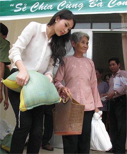 Hoa hậu Thu Thảo chia sẻ hình ảnh cô đang làm từ thiện. Người đẹp tạo ấn được ấn tượng tốt bởi vẻ ngoài giản dị và tinh thần lao động chăm chỉ.