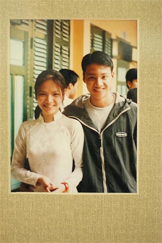 Khải Anh chia sẻ trên trang cá nhân bức ảnh thuở học trò với Đan Lê. Đan Lê khi ấy đã xinh đẹp rực rỡ trong tà áo dài trắng.