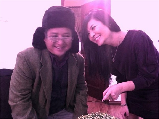 Chí Trung nghe Kim Oanh tỉ tê.