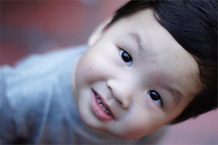 Kết quả của tình yêu ấy là một nhóc tì kháu khỉnh và đáng yêu.