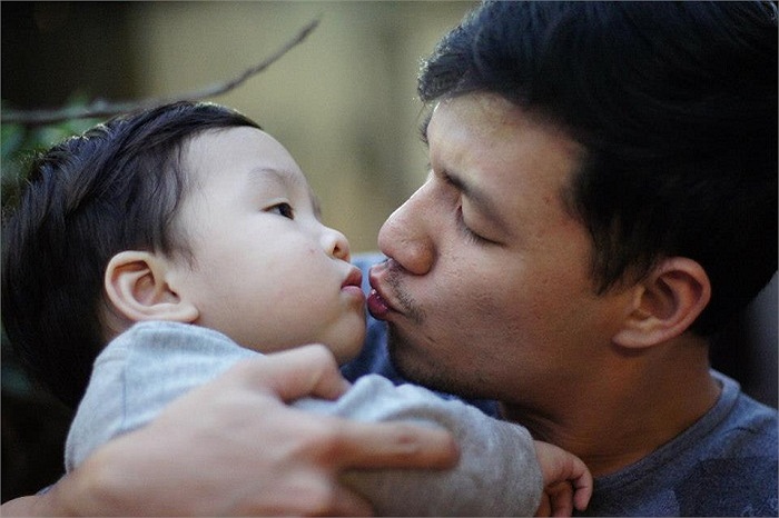 Tấm ảnh cực tình cảm giữa hai bố con.