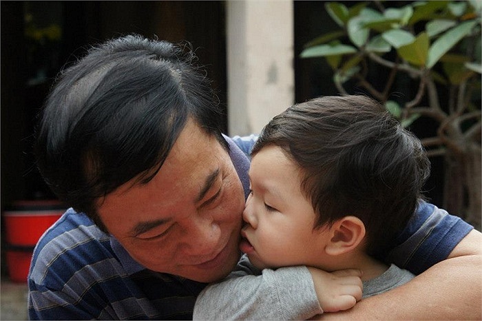 Bức ảnh đẹp của đạo diễn Khải Hưng và cháu nội.