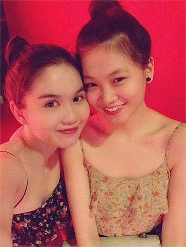 Ngọc Trinh khoe em gái trên facebook.