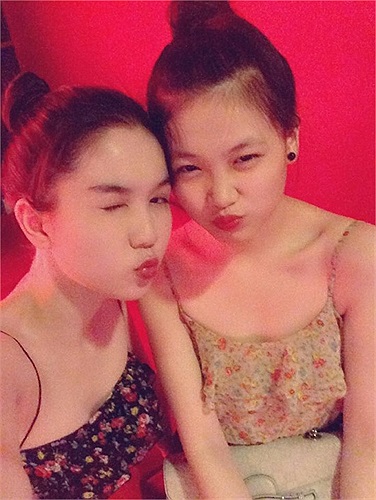 Được biết đây là em cùng cha khác mẹ của Ngọc Trinh.