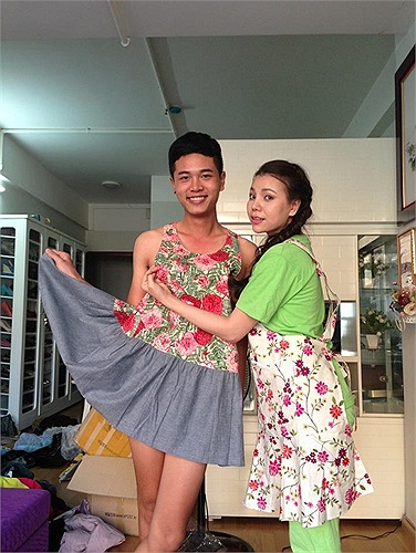 Trà Ngọc Hằng giản dị bên một mỹ nam giả gái.