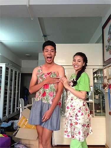 Hai người đùa nghịch tạo dáng trước ống kính máy ảnh.