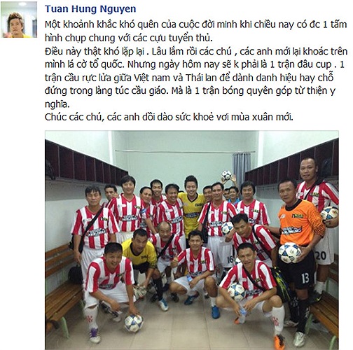 Tuấn Hưng chụp ảnh cùng các thế hệ cầu thủ bóng đá Việt Nam