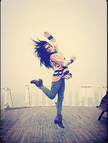 Đồng Lan tạo dáng nghịch ngợm ở Hạ Long.