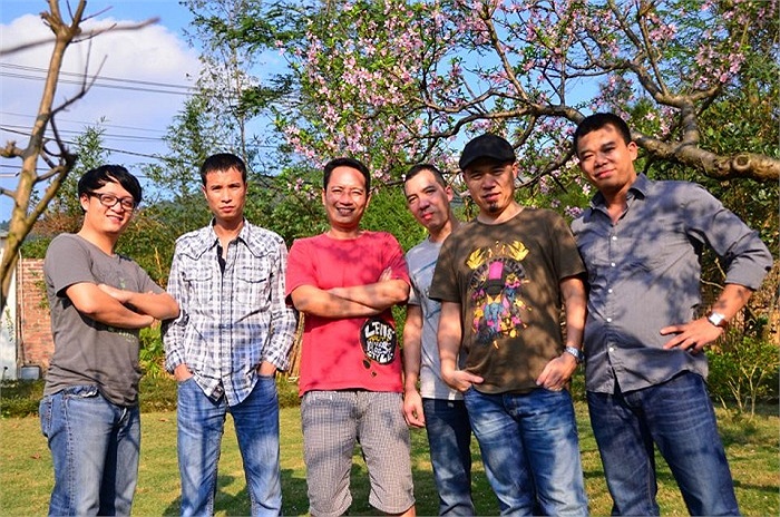 Cảnh trí nơi gia đình Mỹ Linh - Anh Quân ở tuyệt đẹp, với sắc đào rực rỡ ngày năm mới.