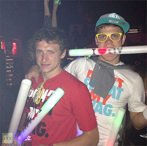 Aleksandr Kokorin khẳng định mình đã có bạn gái. Những hình ảnh vui chơi thế này hoàn toàn mang tính chất giải trí.