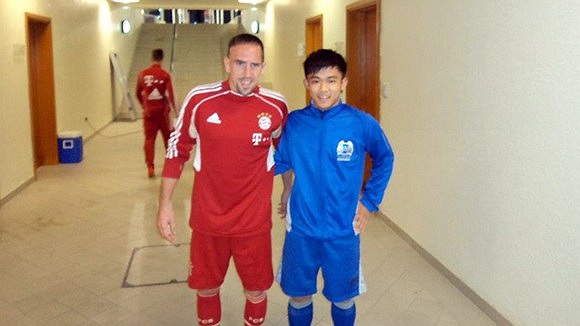 Sao trẻ Việt Nam Nguyễn Thái Sung chụp ảnh cùng Frank Ribery