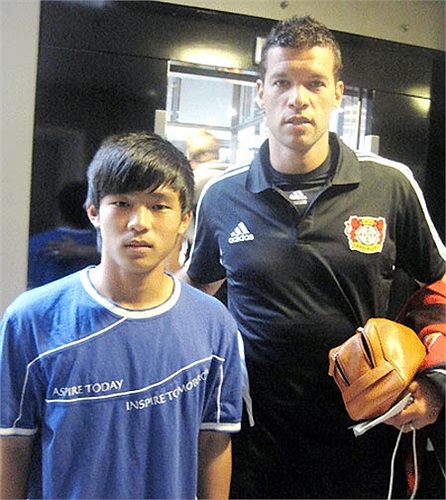 Thái Sung hãnh diện bên Michael Ballack. Cầu thủ này được học viện Aspire trao học bổng đào tạo toàn phần.