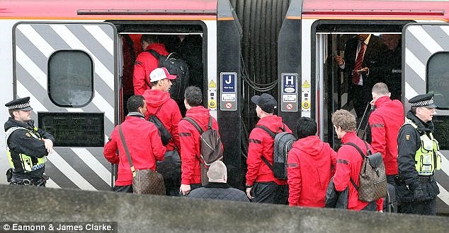 Các cầu thủ MU lên tàu di chuyển đến London