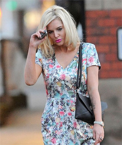 Helen Flanagan nỗ lực cứu lấy mối tình lãng mạn của cô với Scott Sinclair bởi chàng tiền đạo của Man City đang cảm thấy mệt mỏi với cô người yêu chuyên gây rắc rối 