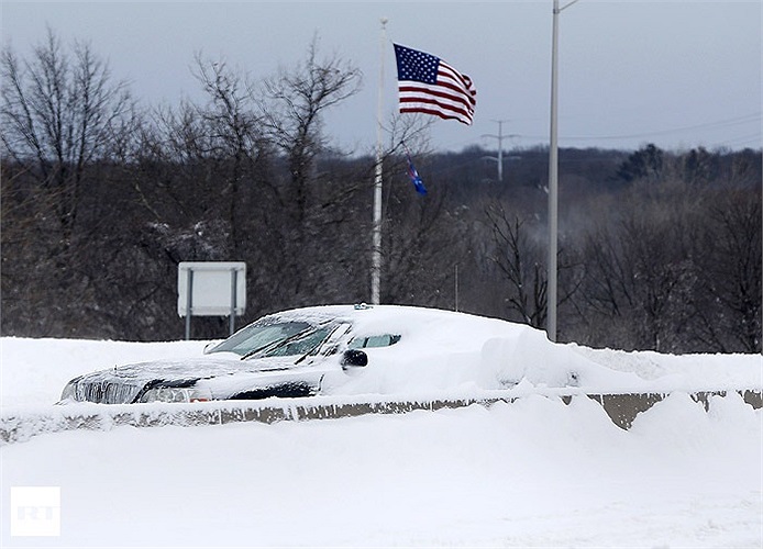 Một chiếc xe gần như ngập trong băng tuyết ở Long Island, ít nhất 9 người đã chết do các tai nạn từ bão tuyết