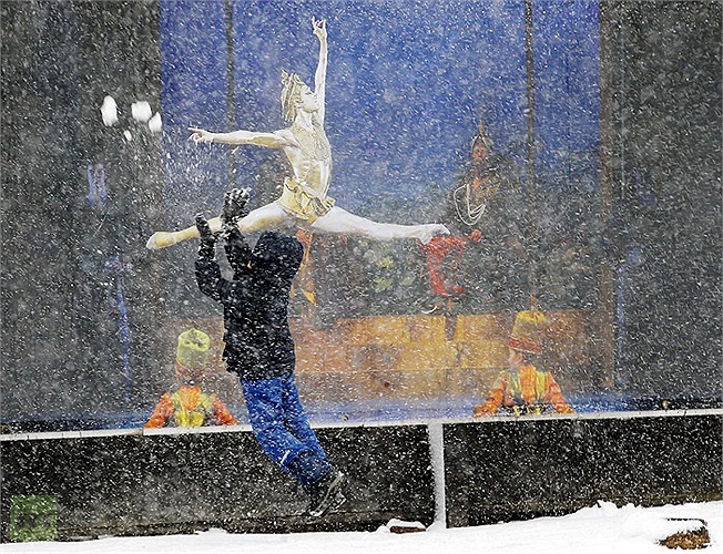 Cậu bé nghịch tuyết ở thành phố Boston, bang Massachusetts