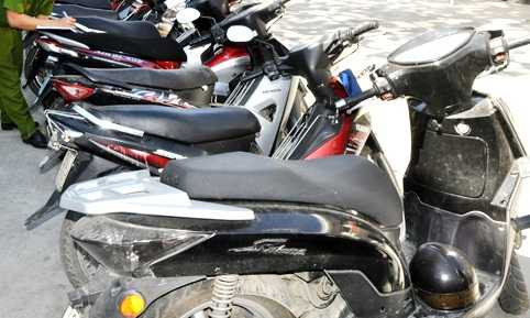 Bắt băng nhóm dùng roi điện đánh, cướp xe máy