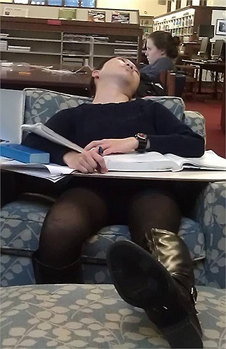 Ngủ vẫn mở mắt?