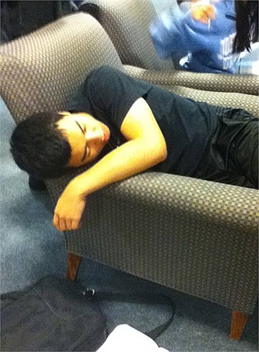 Ngủ... rơi cả sách vở