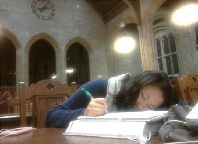 Ngủ ngay khi đang cầm bút