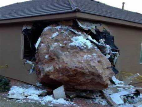 Bí ẩn hòn đá tự động đè nát nhà dân