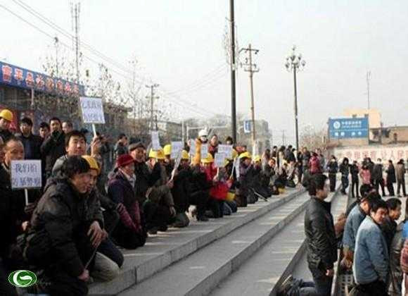 Bị quỵt lương, công nhân Trung Quốc đòi tự sát