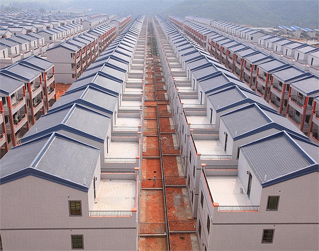 Nhưng trên thực tế, chúng được xây dựng với gam màu xám và sự đồng bộ nhàm chán tới nỗi chẳng khác gì một dãy nhà ổ chuột, thậm chí có người liên tưởng tới một khu... trại giam. 