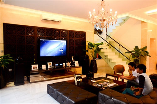 Tổ ấm của Trương Ngọc Ánh nằm ngay khu biệt thự cao cấp Thảo Điền, nơi có hàng loạt những tòa nhà cao ốc, ngôi biệt thự hoành tráng. Đặc biệt, đứng từ lầu 3 của căn nhà, có thể nhìn sang được nhà bố mẹ chồng Tăng Thanh Hà.