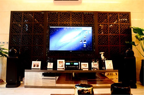 Ngôi nhà của cặp vợ chồng nữ diễn viên nổi tiếng được thiết kế theo phong cách trẻ trung, hiện đại, gần gũi với thiên nhiên, bước vào căn nhà khiến mọi người có cảm giác dễ thở, thoáng mát.