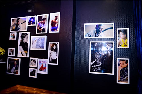 Những hình ảnh thời trẻ của Trương Ngọc Ánh và chồng được trưng bày san sát trong phòng khách.