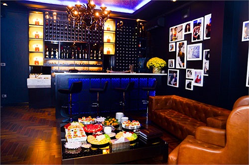 Đây là căn phòng sinh hoạt chung của cả nhà. Tại đây, khách có thể ngồi thưởng thức rượu quý cũng như vừa hát karaoke thư giãn.