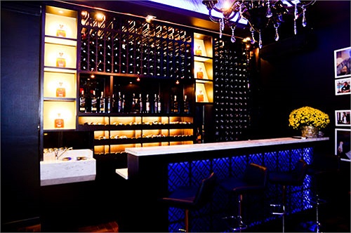 Quầy rượu quý được đặt trên lầu 3 của căn nhà.