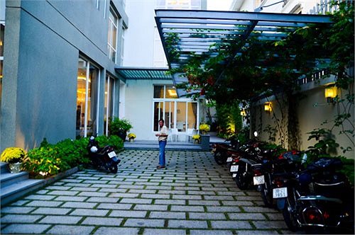 Căn nhà thiết kế gần gũi với thiên nhiên nhưng không kém phần trẻ trung, sang trọng.