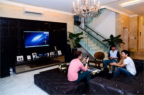 Phòng khánh dưới nhà rộng rãi và sang trọng với nội thất màu tối.