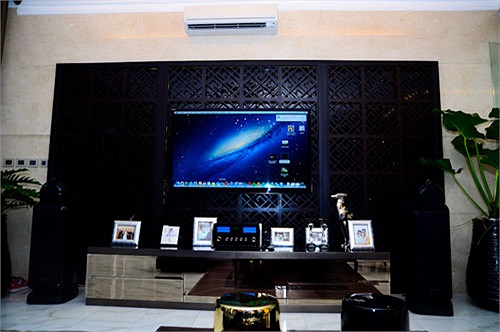 Tủ đứng được thiết kế cầu kỳ. Xung quanh trưng bày những hình ảnh của gia đình.