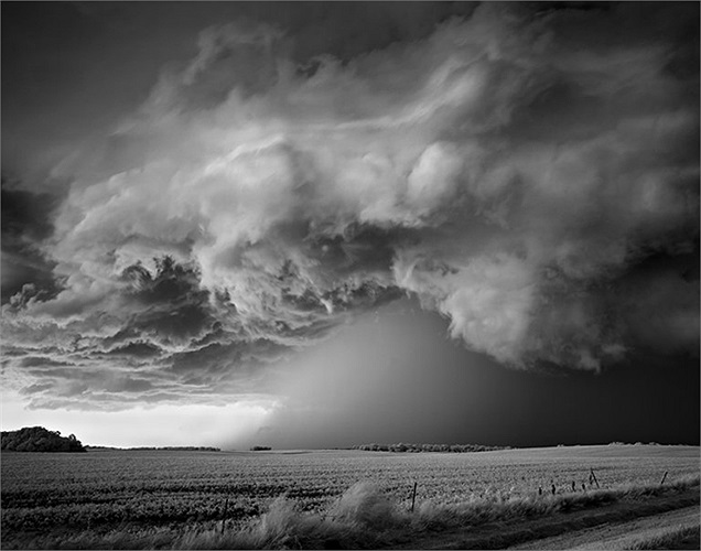 Bức ảnh mang tên Storm over Field chụp tại Hồ Poinsett, South Dakota năm 2010. 