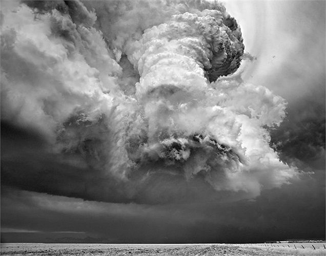 Bức ảnh Arm of God chụp tại Galacia, Kansas năm 2009.