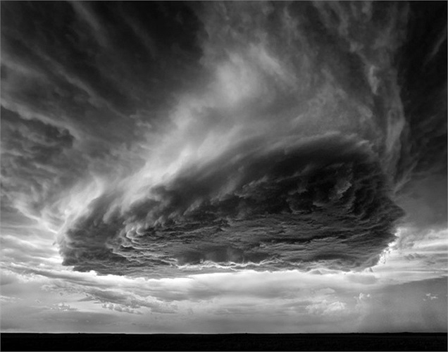 Bức ảnh Vapor Cloud chụp tại Clayton, New Mexico năm 2009. Đây là một cơn bão mà Dobrowner đã đuổi theo từ tận vùng đất hẹp ở Texas tới miền đông New Mexico. 