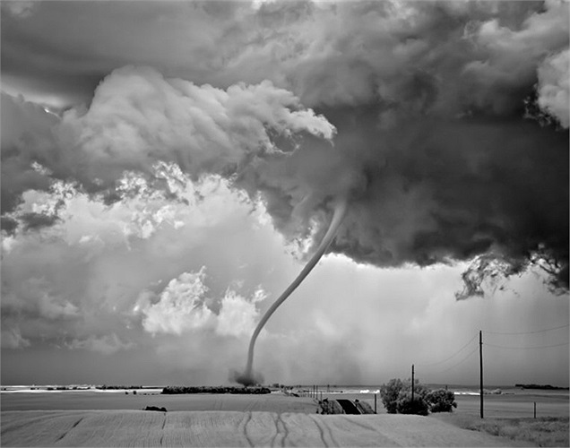 Bức ảnh Rope Out chụp tại Regan, North Dakota năm 2011. Cơn lốc xoáy này lưu lại trên mặt đất chừng 15 phút và là một trong 4 cơn lốc xoáy Dobrowner chứng kiến vào buổi chiều hôm đó.