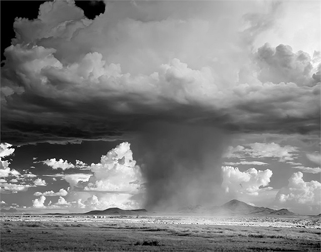 Bức ảnh Monsoon tại Lordsburg, New Mexico năm 2010. Nói về bức ảnh này, Dobrowner cho biết, anh muốn chớp được khoảnh khắc cơn bão giống như một vụ nổ nguyên tử kinh hoàng.