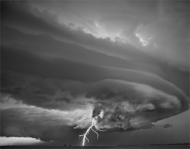 Bức ảnh Jupiter chụp tại Mobridge, South Dakota năm 2011. Với cơn bão này, Dobrowner có cảm giác như đang chứng kiến một con quái vật đang ẩn mình trong bóng tối rồi đột ngột xuất hiện.