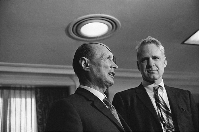 Ông James Schlesinger (phải) từ tháng 7/1973 - 11/1975