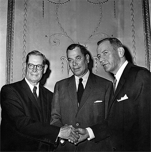 Ông Thomas Gates (giữa) từ tháng 12/1959 - 1/1961