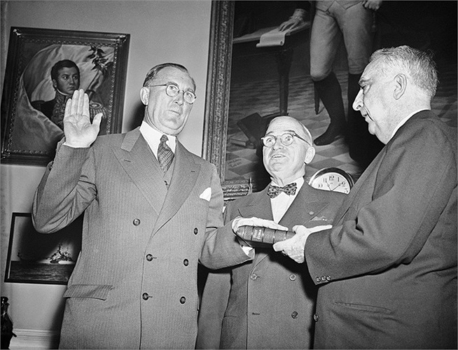 Ông Charles Wilson (ngoài cùng bên trái) từ tháng 1/1953 - 10/1957