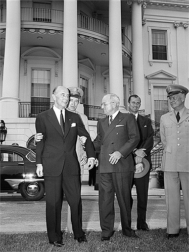 Ông Robert Lovett (ngoài cùng bên trái) từ tháng 9/1951 - 1/1953