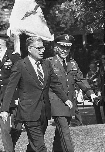 Ông Harold Brown (đeo kính) từ tháng 1/1977 - 1/1981