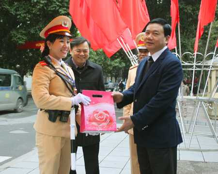 Bộ trưởng Thăng tặng quà nữ CSGT trên phố Hà Nội