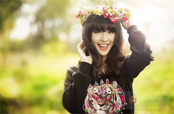 Vẫn là những nét đáng yêu tuổi trăm rằm trên khuôn mặt thánh thiện như thiên thần, Khản Ngân đọ sắc với nàng Xuân trong một khung cảnh đầy nắng ấm phương Nam. 